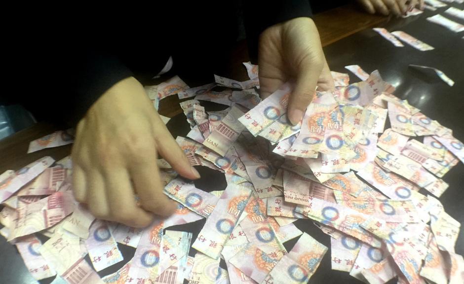 老人撕碎4万多元积蓄 银行13名员工加班拼接