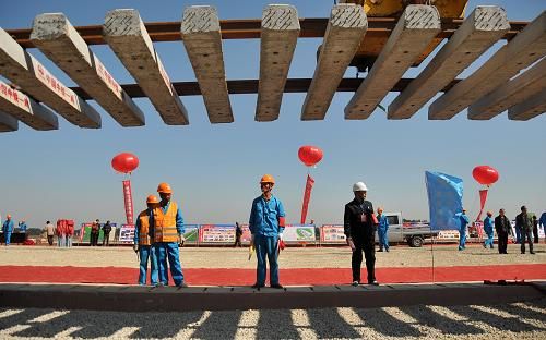 2016年启动一批十三五规划重大项目 完成铁路投资8000亿