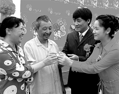 中国影视公司积极融入国际市场，投资国际大片，令人振奋。
