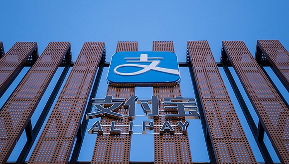 人们固然都乐于听到像马云和KFC之间“当年你对我爱搭不理，如今我让你高攀不起”的故事，茶余饭后作为一种谈资、甚至在百年之后写进鸡汤小说、历史故事留给后人景仰、崇拜，因为这符合大多数人们喜闻乐见的脚本。尤其是在这样一场全民娱乐的狂欢中，支付宝和百盛中国收获关注，大家其乐融融。