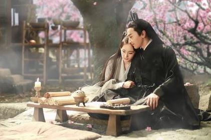 《三生三世十里桃花》引期待 杨幂赵又廷桃花树下缱绻依偎