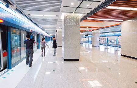 北京地铁2号线站台门安装完毕 近期不会投入使用