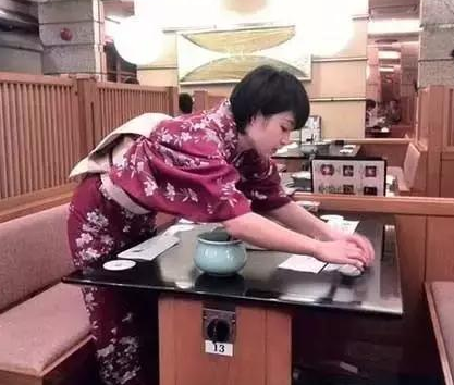 日本餐厅内的服务人员