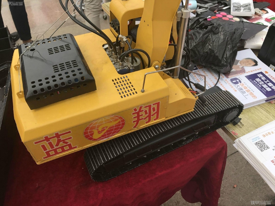 黑人蓝翔学修挖机 蒙眼拆装发动机学成要回国创业