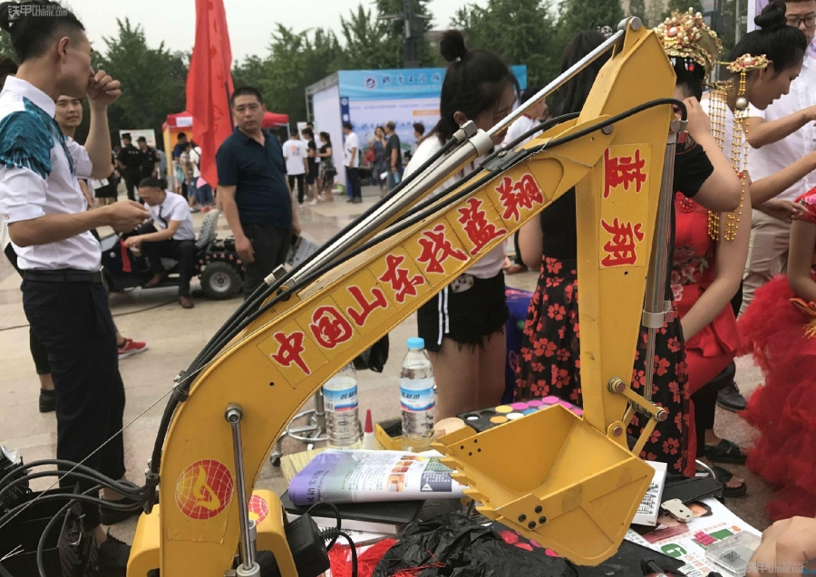 黑人蓝翔学修挖机 蒙眼拆装发动机学成要回国创业