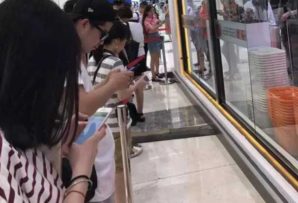选购东西，或者在餐饮区点单