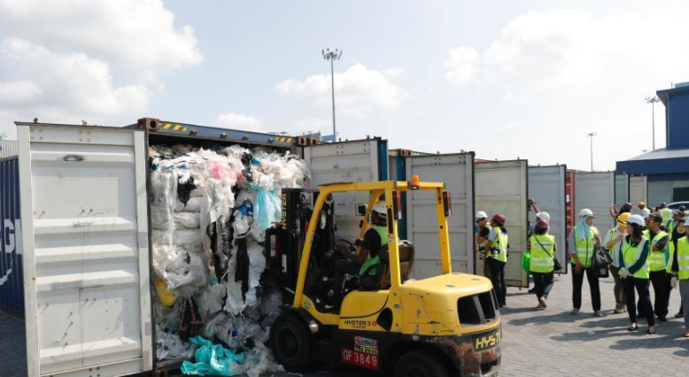 马来西亚拒收3300吨洋垃圾 官员斥串谋运垃圾者是叛徒